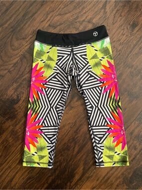 Athletic women capris leggings Geometric Capri Leggings with Neon Floral